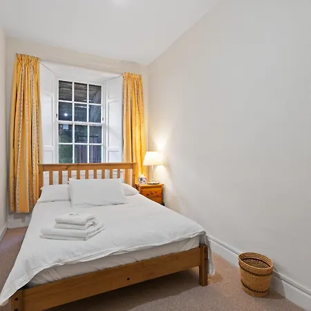 Apartment Spacious 2 Double Bedroomed With Its Own Private Garden Princes Street 10 Minute Walk *