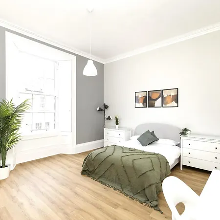6-bedroom In The Heart Of West End