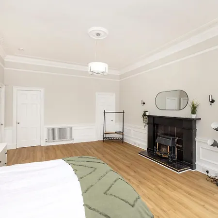 6-bedroom In The Heart Of West End Edinburgh