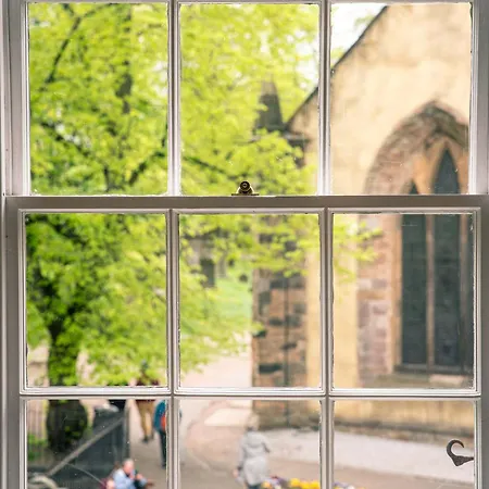 1 Bed Overlooking The Historic Greyfriars Church Apartment