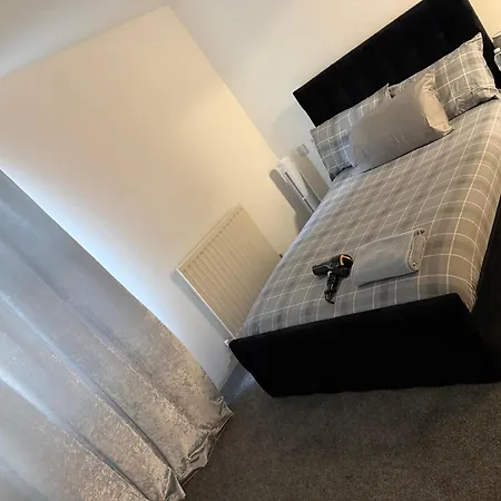 Dennis Flats Lochend Apartment