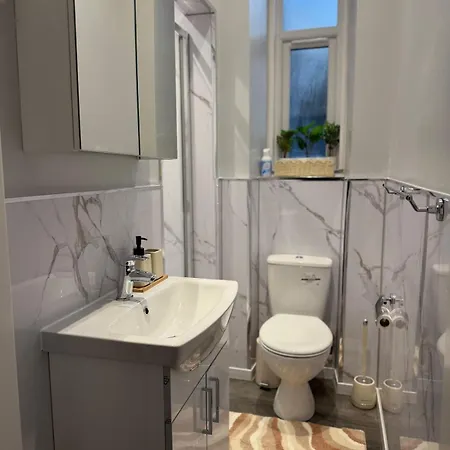 2br Cosy Modern In Vibrant Leith Edimburgo