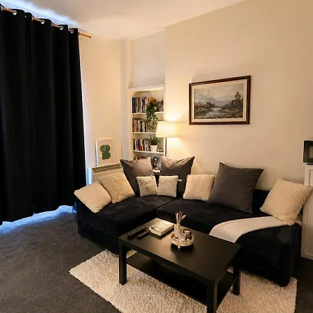 Warm & Spacious 2br *