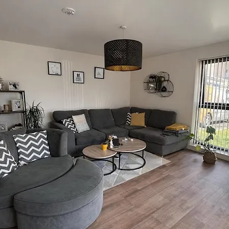 Elegant 2-bed 2-bath Flat In *