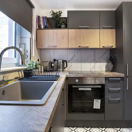 Family-friendly Near Centre Sleeps 5 *