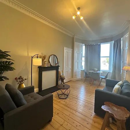 Private Entry 2-bedroom Flat Apartment