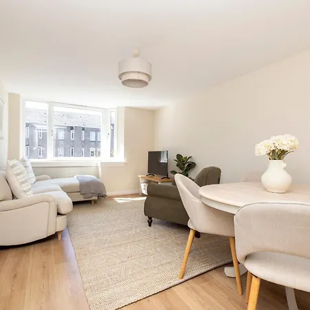 Stylish 2-bedroom In Stockbridge Apartment