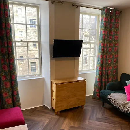 Luxury 2 Bedroom On Famous Royal Mile Edinburgh
