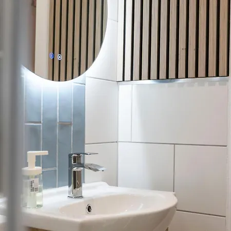 Modern 2 Bedroom Flat In Bonnington Sleeps 6 Edinburg