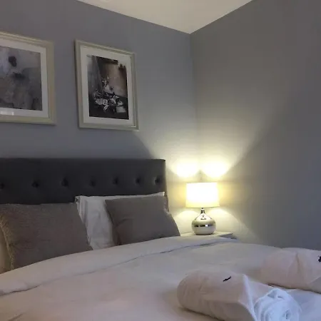 Spacious One Flat Per Floor With Parking Edinburg