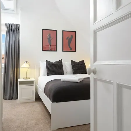 Modern Premium Penthouse Ramsay Gardens Apartment Edinburgh