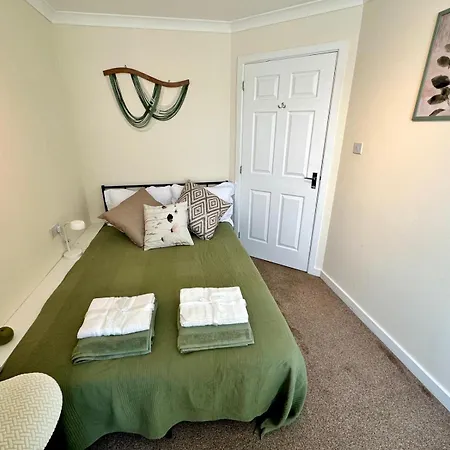 Modern 2 Bedroom Apartment, Near The Sea & *
