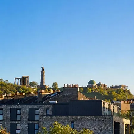 Cozy In Centre With Dedicated Parking Edinburg