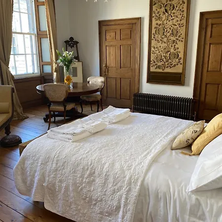 Elegant Main Door, 2 Floor Flat In Historic Leith Apartment *