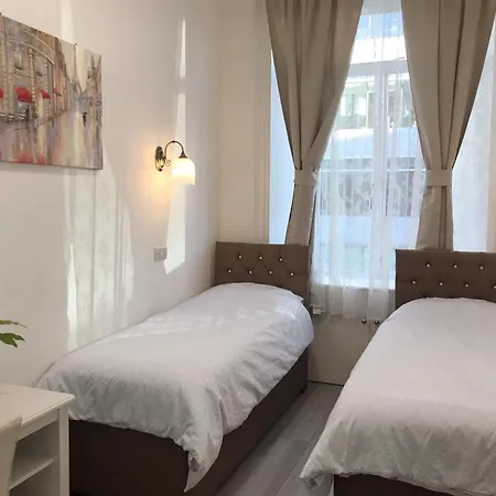 Apartment Spacious 4-bedroom Centre Apartment, Sleeps 8 *