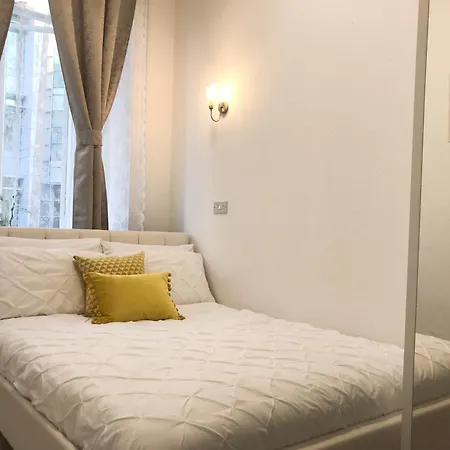 Spacious 4-bedroom Centre Apartment, Sleeps 8 Apartment *