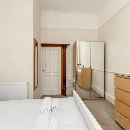 Large Traditional Flat In Edinburgh