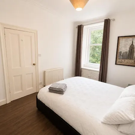 Sleeps 4 Free Parking Modernised 1 Bedroom
