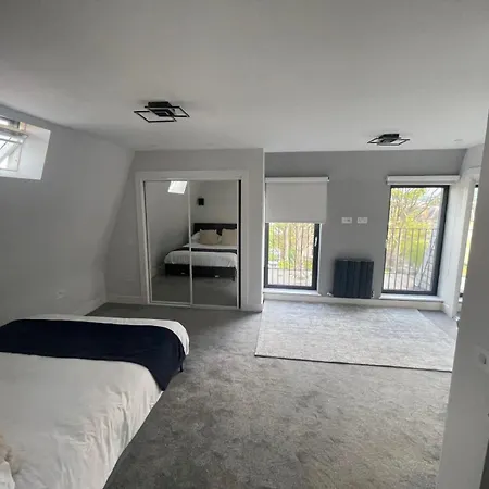 Spacious Family In With Private Garden Lägenhet