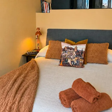 Apartment Edinburghs Location Sleeps Four
