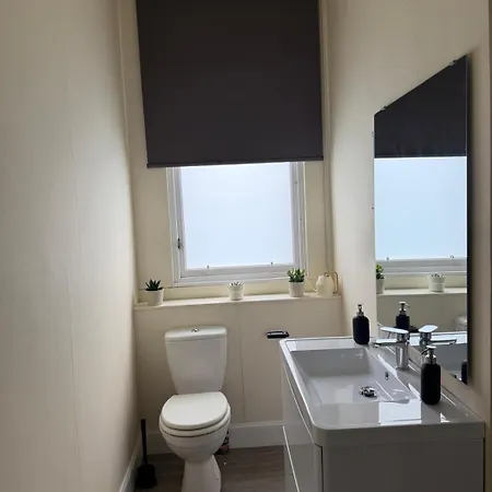 Spacious 3 Bedroom Flat On Marchmont Road Apartment