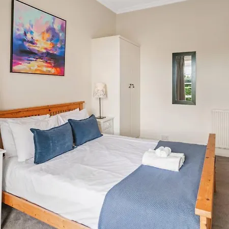 1 Bedroom With Sleeps 3 Apartment *