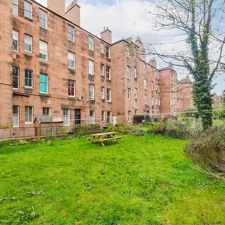 Classic Tenement Meadows & Centre Apartment *