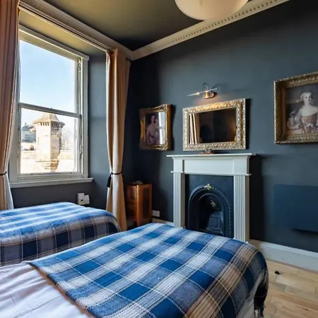 Old Town Castle Views 2-bedroom Near Castle Apartment *