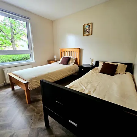 Two-bedroom Flat Free Car Park Easy Access To Centre Lägenhet