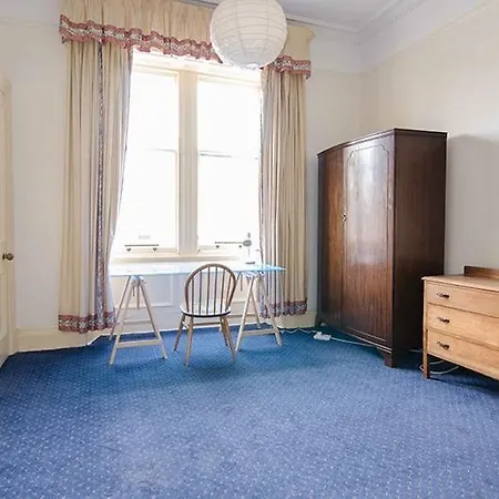 Elegant 4-bed Near Centre *