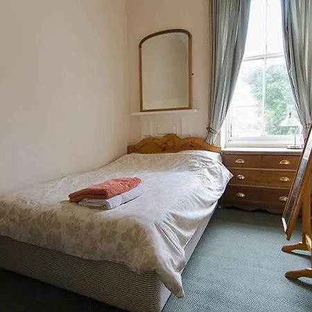 Elegant 4-bed Near Centre Apartment