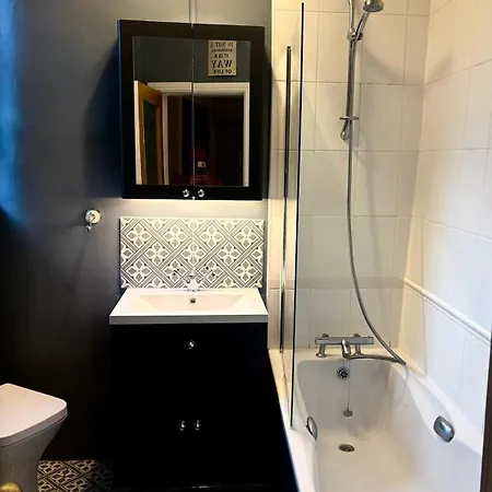 Apartment Morningside Two-bedroom Period Victorian Flat