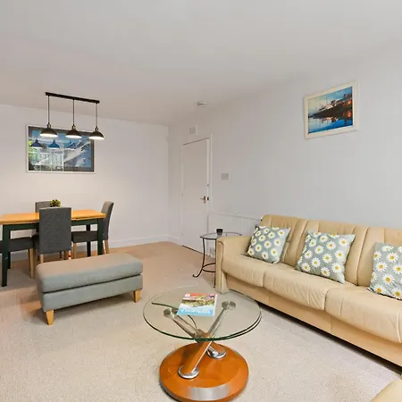 Spacious 2 Double Bedroomed With Its Own Private Garden Princes Street 10 Minute Walk