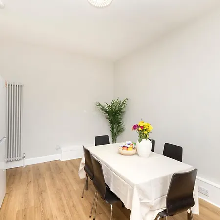 6-bedroom In The Heart Of West End Apartment