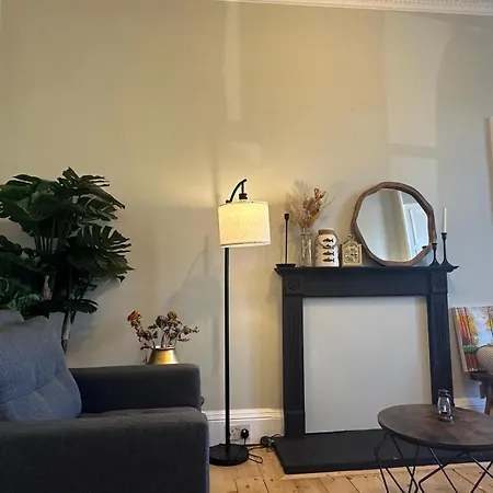 Private Entry 2-bedroom Flat *