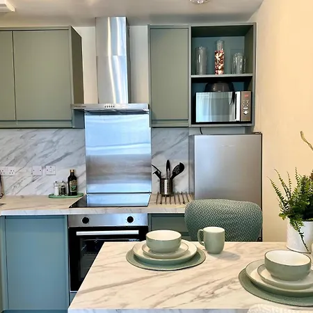 Modern 2 Bedroom Apartment, Near The Sea &