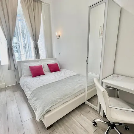 Apartment Spacious 4-bedroom Centre Apartment, Sleeps 8 Edinburgh