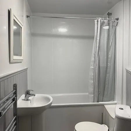 Pleasance 4 Bedrooms 7 Beds Apartment