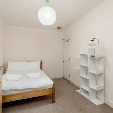 Large Traditional Flat In Apartment *