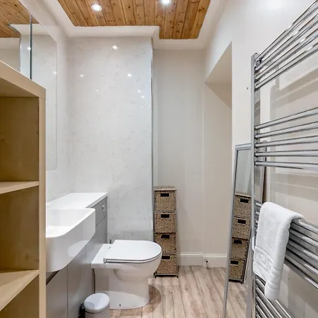 Large Traditional Flat In