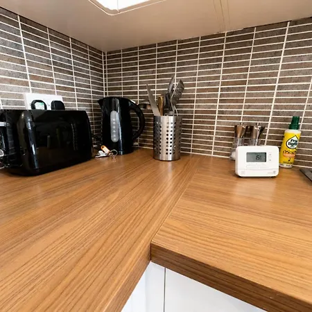 Sleeps 4 Free Parking Modernised 1 Bedroom Apartment *
