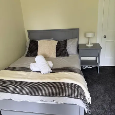 Spacious 3 Bedroom Flat On Marchmont Road * Edinburgh