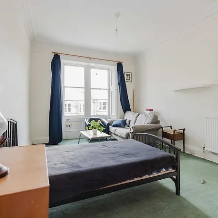 Classic Tenement Meadows & Centre Apartment