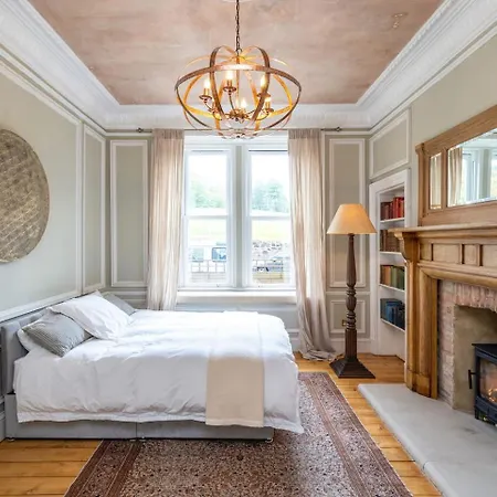 Elegant Victorian On Holyrood Park Edinburg