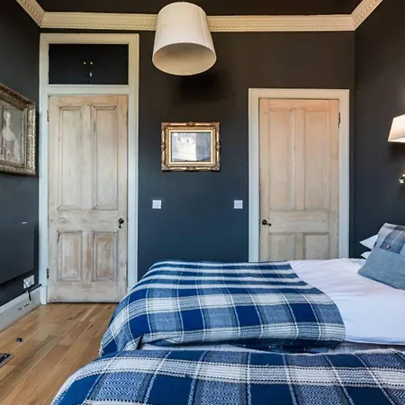 Old Town Castle Views 2-bedroom Near Castle Apartment Edinburgh