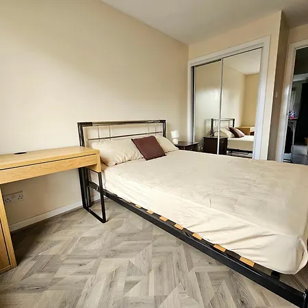 Two-bedroom Flat Free Car Park Easy Access To Centre *