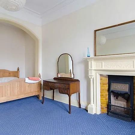 Elegant 4-bed Near Centre Apartment Edinburgh