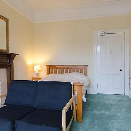 Elegant 4-bed Near Centre Apartment