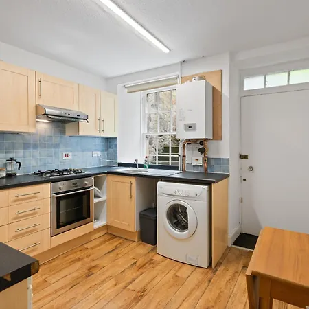 Apartment Spacious 2 Double Bedroomed With Its Own Private Garden Princes Street 10 Minute Walk *