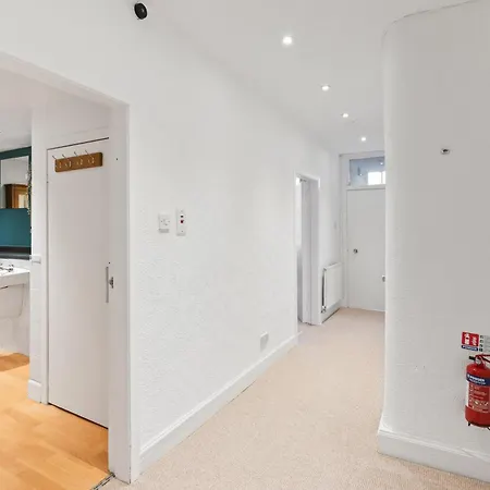 Spacious 2 Double Bedroomed With Its Own Private Garden Princes Street 10 Minute Walk